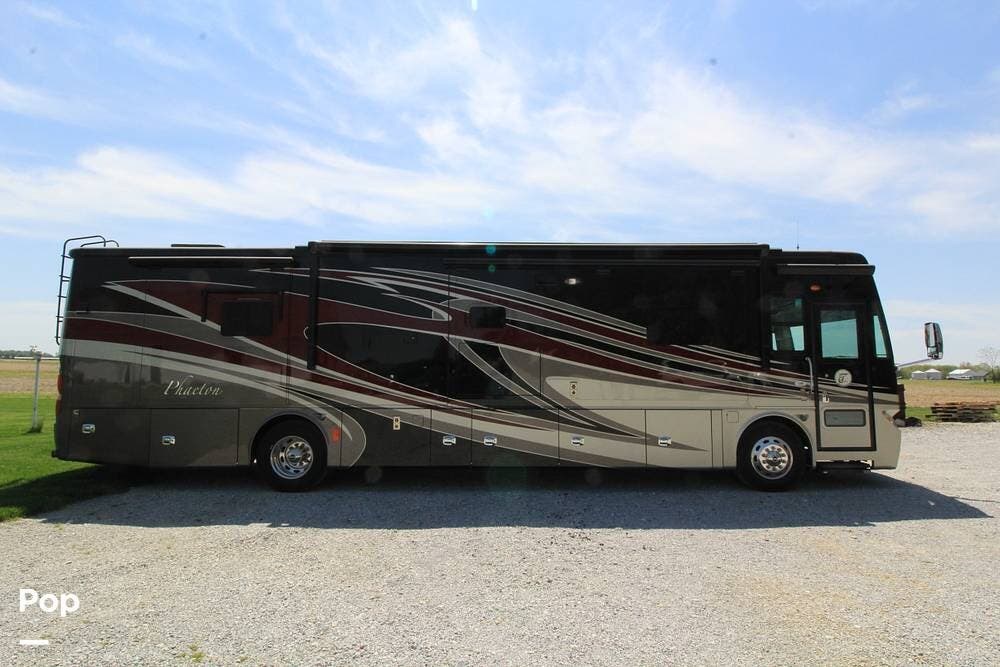 2014 Tiffin Phaeton 40QTH - Used Diesel Pusher For Sale by Pop RVs in Wapakoneta, Ohio features Slideout, Leveling Jacks, Generator, Air Conditioning