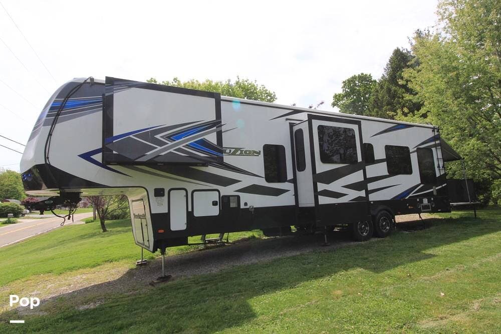 2021 Keystone Fuzion 379 - Used Toy Hauler For Sale by Pop RVs in Harrison, Ohio features Leveling Jacks, Generator, Awning, Slideout, Air Conditioning