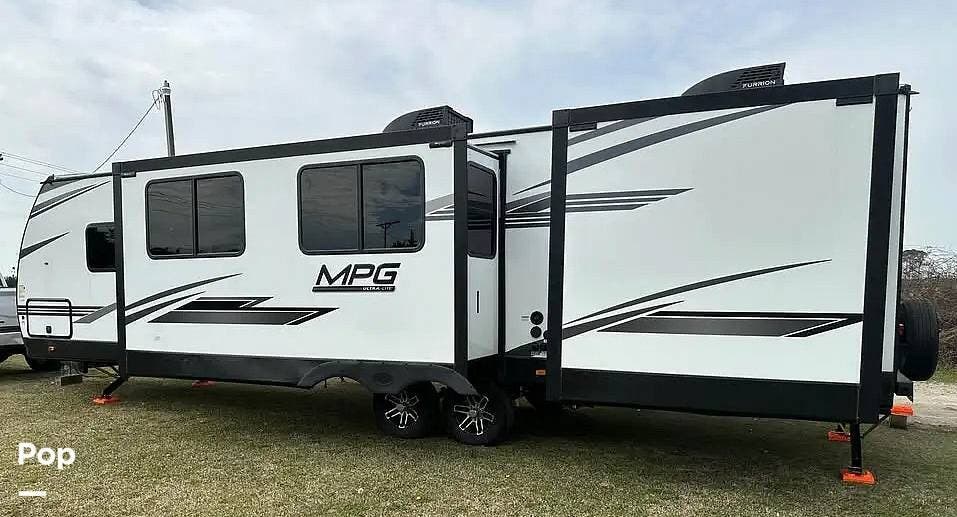 2022 Cruiser RV MPG Ultra Lite 3100BH - Used Travel Trailer For Sale by Pop RVs in Walstonburg, North Carolina features Leveling Jacks, Slideout, Awning, Air Conditioning