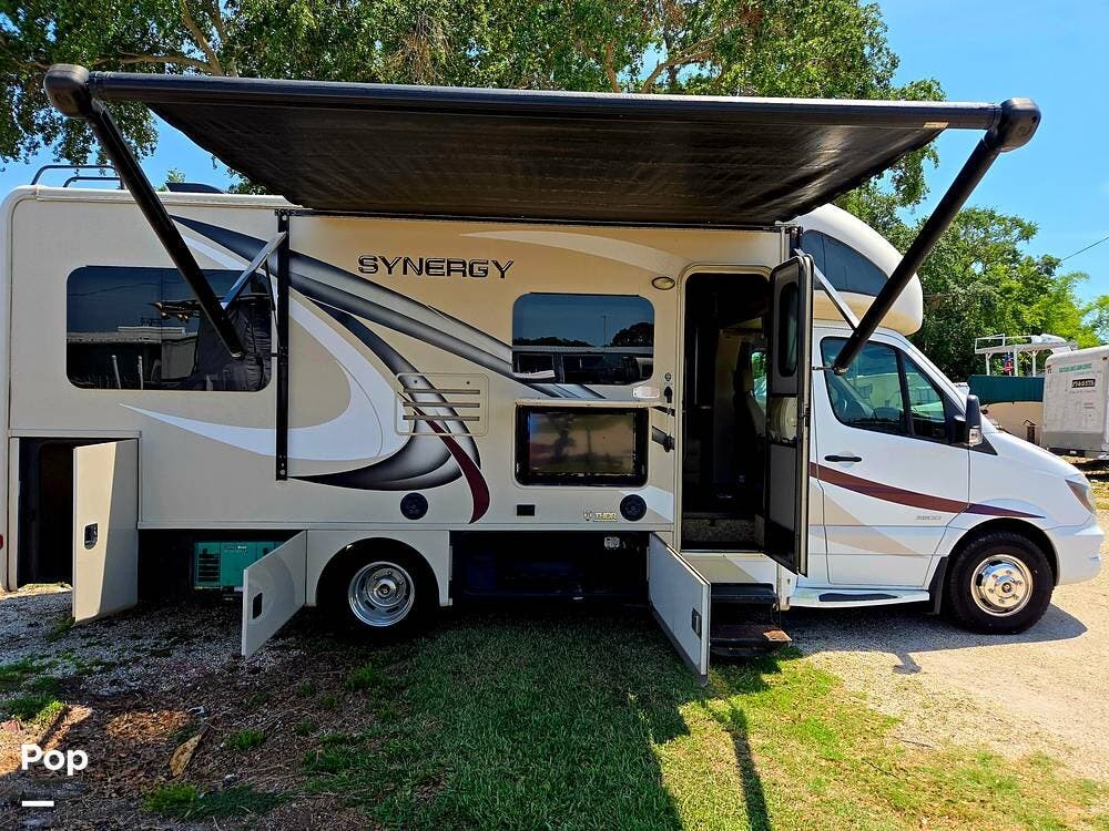 2017 Thor Motor Coach Synergy TT24 - Used Class C For Sale by Pop RVs in Belleair, Florida features Air Conditioning, Awning, Generator, Slideout