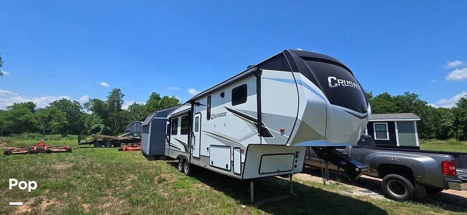 2022 Prime Time Crusader M335 RLP - Used Fifth Wheel For Sale by Pop RVs in Pattison, Texas features Slideout