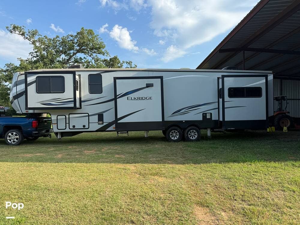 2020 Heartland ElkRidge 38FLIK - Used Fifth Wheel For Sale by Pop RVs in Pickton, Texas features Leveling Jacks, Air Conditioning, Slideout
