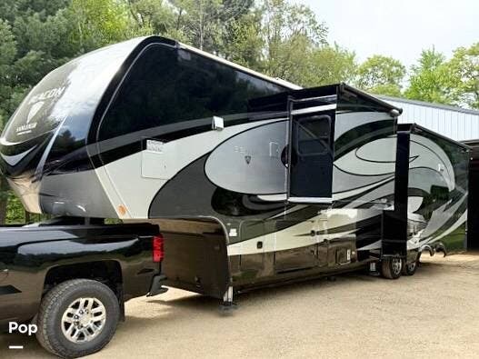 2020 Vanleigh Beacon 39GBB - Used Fifth Wheel For Sale by Pop RVs in Colfax, Wisconsin features Leveling Jacks, Awning, Air Conditioning, Slideout