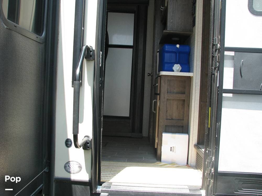 2019 Keystone Montana High Country 310RE - Used Fifth Wheel For Sale by Pop RVs in Cleveland, Ohio features Leveling Jacks, Air Conditioning, Awning, Slideout