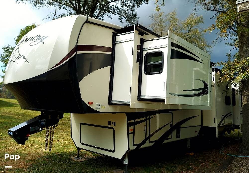 2018 Heartland Big Country 3965DSS - Used Fifth Wheel For Sale by Pop RVs in Grovertown, Indiana features Leveling Jacks, Air Conditioning, Slideout, Awning