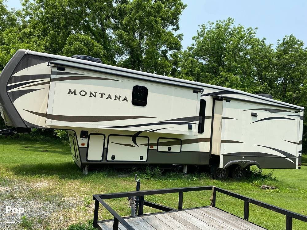 2017 Keystone Montana 3721RL - Used Fifth Wheel For Sale by Pop RVs in Lake Cormorant, Mississippi features Air Conditioning, Awning, Slideout, Leveling Jacks