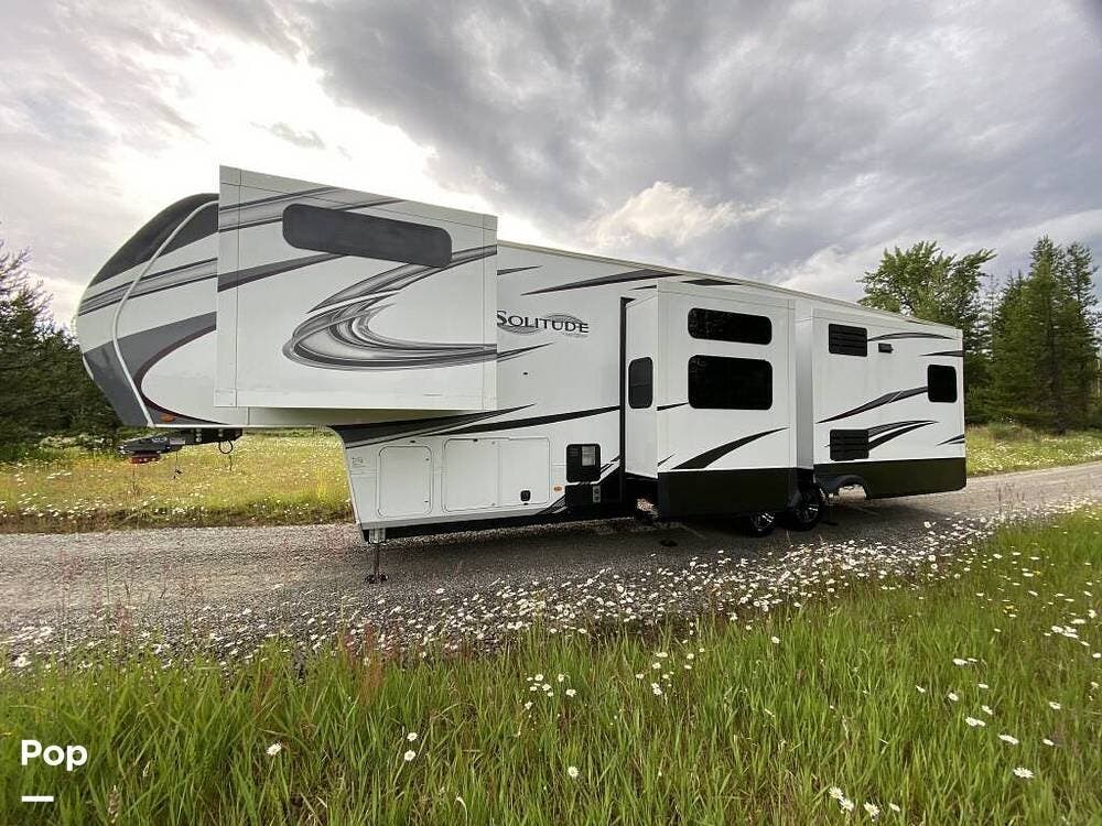 2022 Grand Design Solitude 378MBS - Used Fifth Wheel For Sale by Pop RVs in Sandpoint, Idaho features Leveling Jacks, Air Conditioning, Awning, Slideout