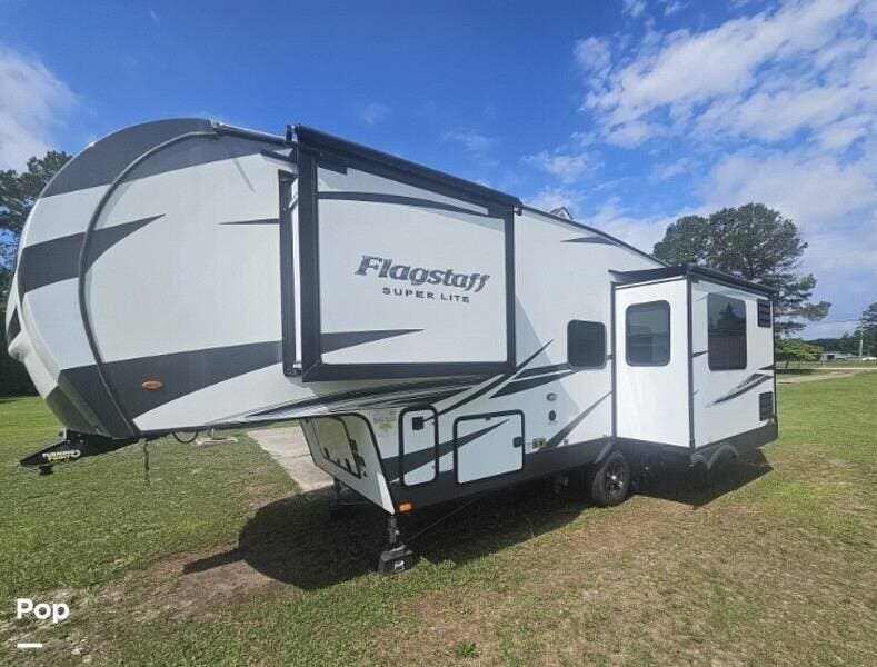 2022 Forest River Flagstaff Super Lite 526RK - Used Fifth Wheel For Sale by Pop RVs in Hope Mills, North Carolina features Slideout, Leveling Jacks, Awning, Air Conditioning