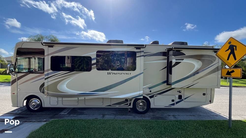 2018 Thor Motor Coach Windsport 31S - Used Class A For Sale by Pop RVs in Parrish, Florida features Generator, Awning, Slideout, Air Conditioning