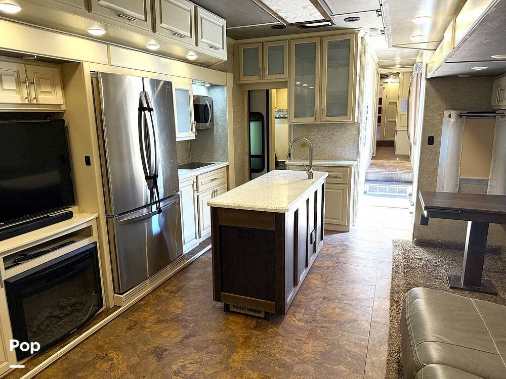 2018 Luxe Gold 41GMD - Used Fifth Wheel For Sale by Pop RVs in Lakeside, California features Slideout, Leveling Jacks, Awning, Air Conditioning