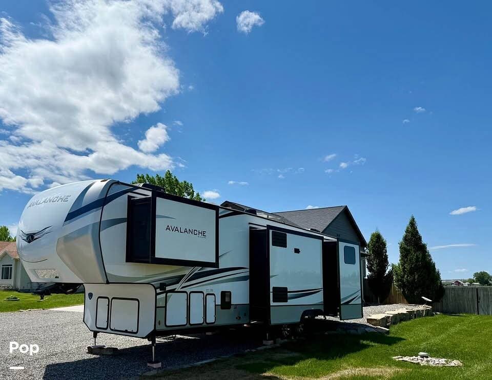 2022 Keystone Avalanche 378BH - Used Fifth Wheel For Sale by Pop RVs in Billings, Montana features Awning, Slideout, Air Conditioning, Leveling Jacks