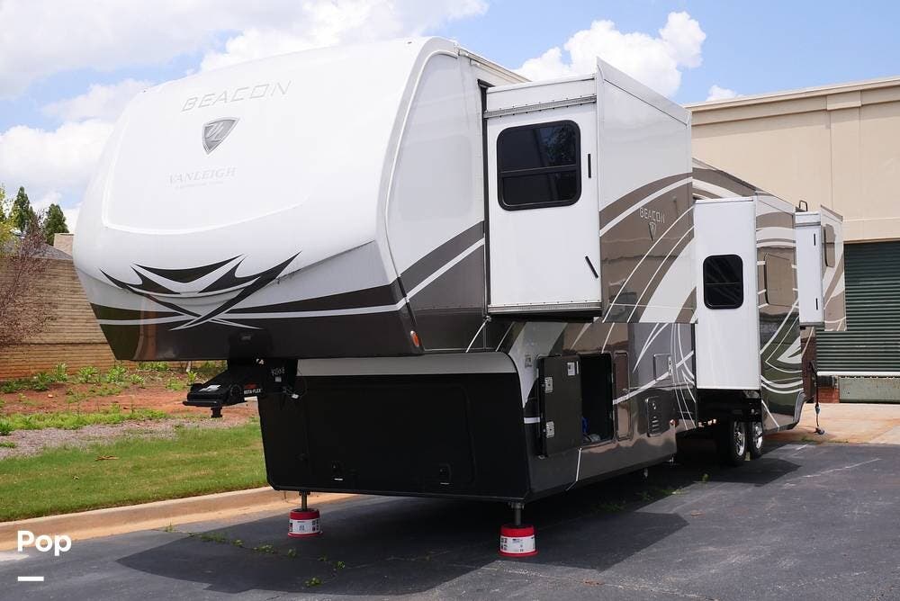 2022 Vanleigh Beacon 42RKB - Used Fifth Wheel For Sale by Pop RVs in Carrollton, Georgia features Awning, Leveling Jacks, Air Conditioning, Slideout