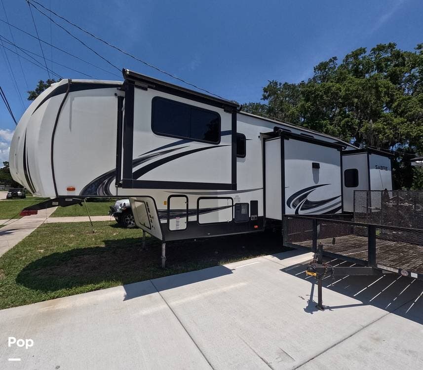 2020 Forest River Sabre 37FLH - Used Fifth Wheel For Sale by Pop RVs in Jacksonville, Florida features Air Conditioning, Leveling Jacks, Slideout, Awning