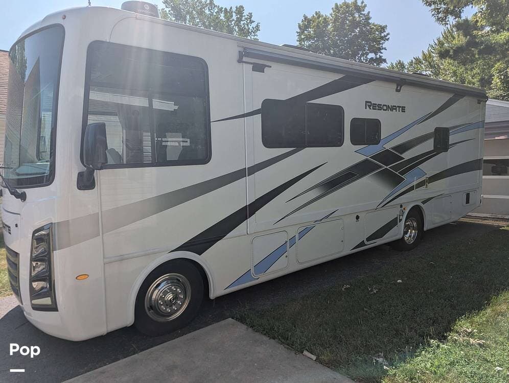 2024 Thor America Resonate 29D - Used Class A For Sale by Pop RVs in Findlay, Ohio features Air Conditioning, Awning, Leveling Jacks, Slideout, Generator