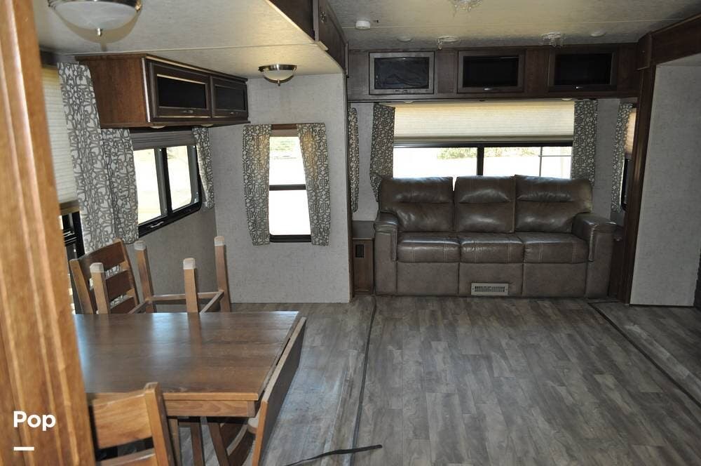 2018 Highland Ridge Light 319RLS - Used Fifth Wheel For Sale by Pop RVs in Golden Valley, Arizona features Air Conditioning, Awning, Leveling Jacks, Slideout