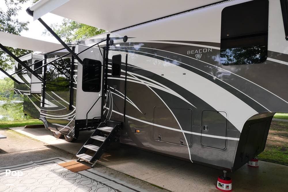 2022 Vanleigh Beacon 42RDB - Used Fifth Wheel For Sale by Pop RVs in Tuscaloosa, Alabama features Awning, Slideout, Air Conditioning, Leveling Jacks