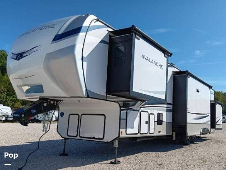 2023 Keystone Avalanche 390DS - Used Fifth Wheel For Sale by Pop RVs in Johnson City, Tennessee features Slideout, Awning, Leveling Jacks, Air Conditioning