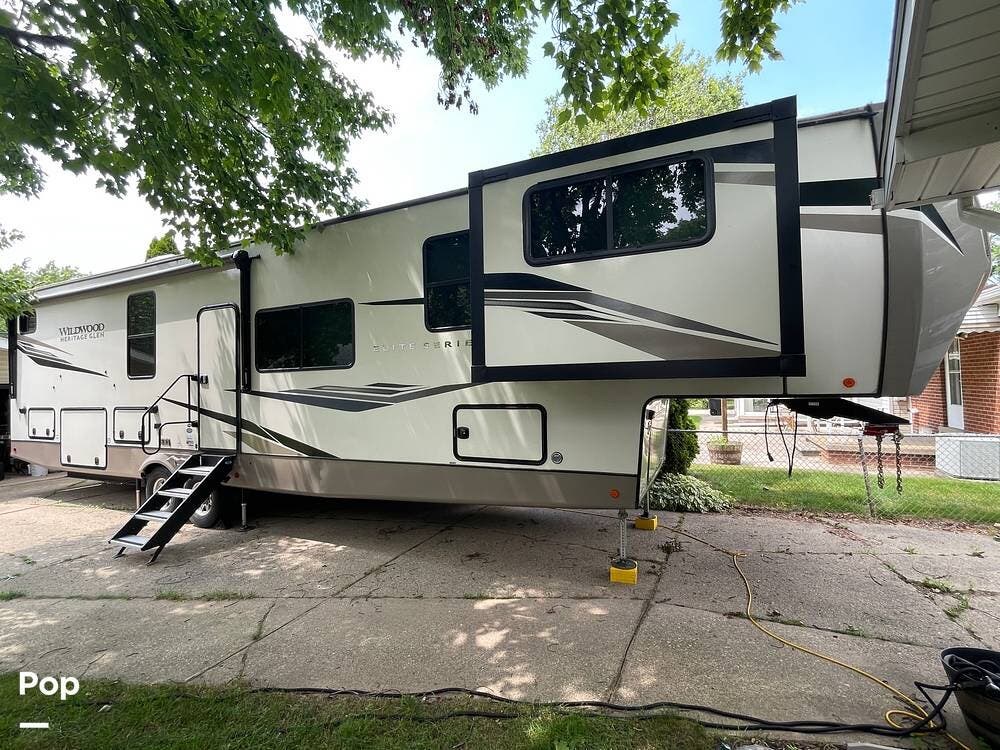 2022 Forest River Heritage Glen Elite 36FL - Used Fifth Wheel For Sale by Pop RVs in Livonia, Michigan features Air Conditioning, Awning, Leveling Jacks, Slideout