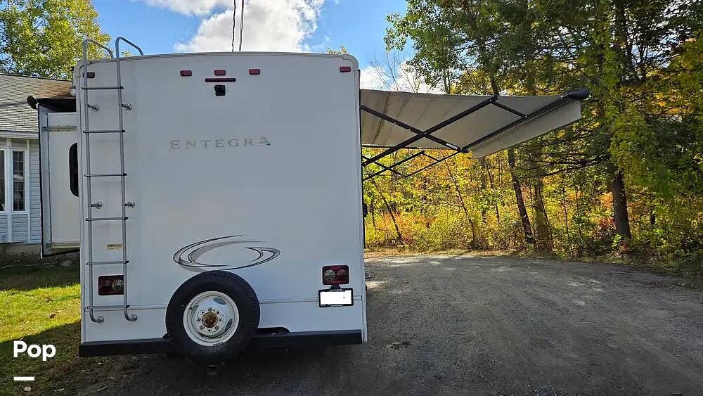 2019 Entegra Coach Entegra Coach 24B - Used Class C For Sale by Pop RVs in Epping, New Hampshire features Leveling Jacks, Air Conditioning, Awning, Slideout, Generator