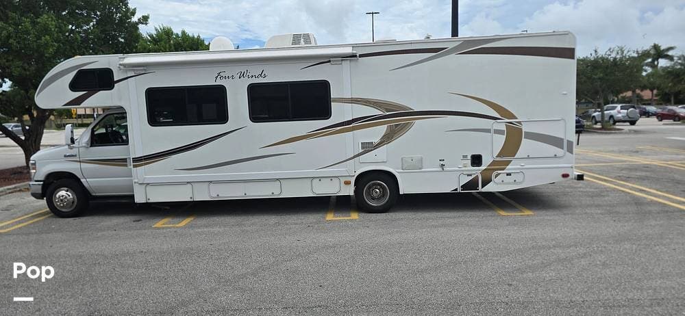 2013 Thor Motor Coach Four Winds 31L - Used Class C For Sale by Pop RVs in Homestead, Florida features Generator, Slideout, Air Conditioning, Awning