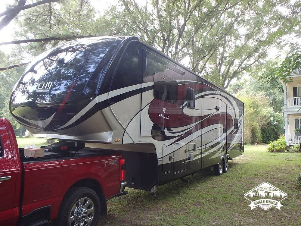 2018 Vanleigh Beacon 40FLB - Used Fifth Wheel For Sale by Pop RVs in Fairhope, Alabama features Awning, Slideout, Leveling Jacks, Air Conditioning
