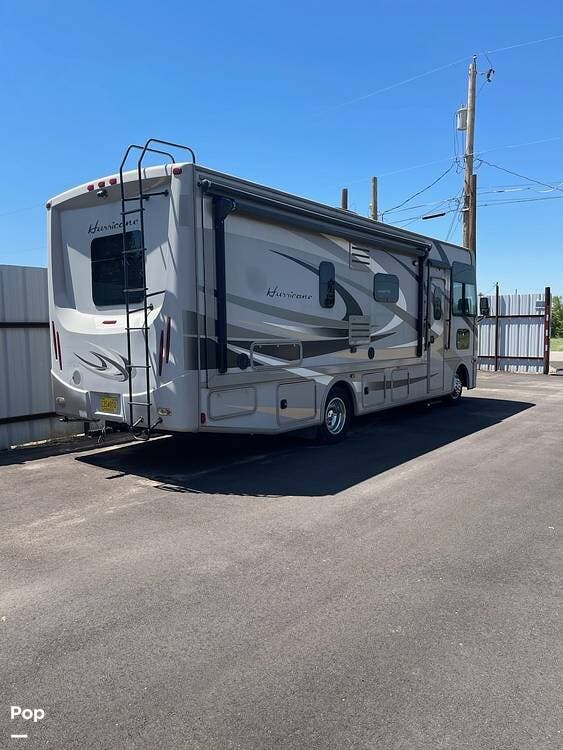 2015 Thor Motor Coach Hurricane 27K - Used Class A For Sale by Pop RVs in Hobbs, New Mexico features Air Conditioning, Awning, Slideout, Generator