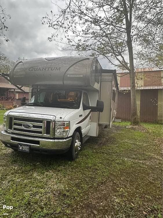 2017 Thor Motor Coach Quantum PD31 - Used Class C For Sale by Pop RVs in Wattsburg, Pennsylvania features Slideout, Awning, Generator, Air Conditioning, Leveling Jacks