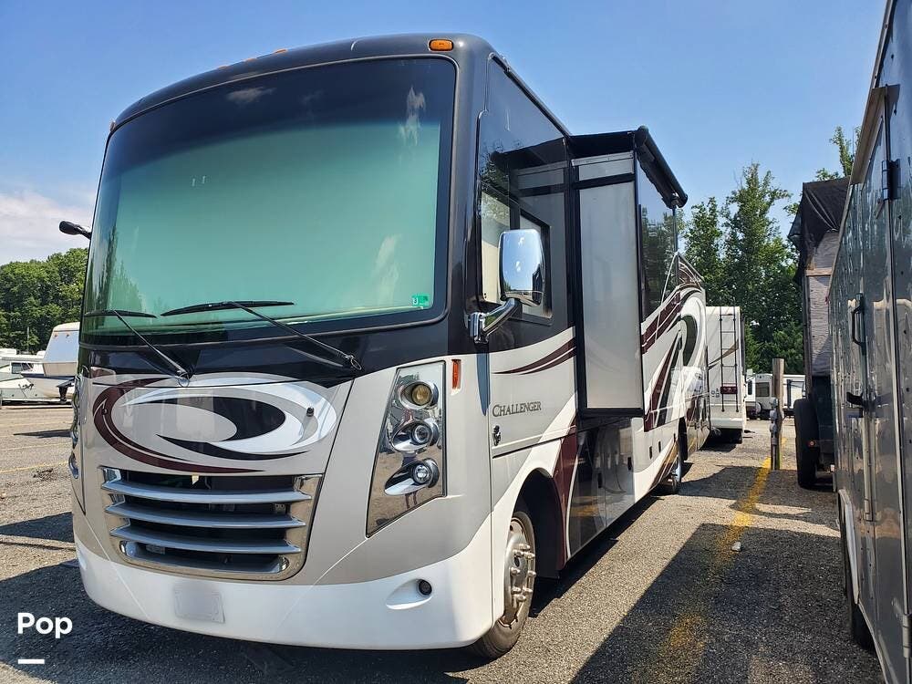 2017 Thor Motor Coach Challenger 37KT - Used Class A For Sale by Pop RVs in Woodbridge, Virginia features Slideout, Generator, Awning, Air Conditioning