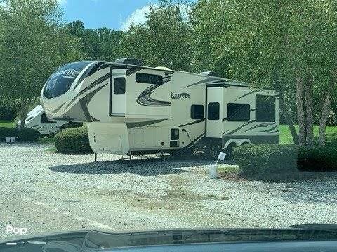 2019 Grand Design Solitude 344GK - Used Fifth Wheel For Sale by Pop RVs in Gautier, Mississippi features Generator, Slideout, Leveling Jacks, Air Conditioning