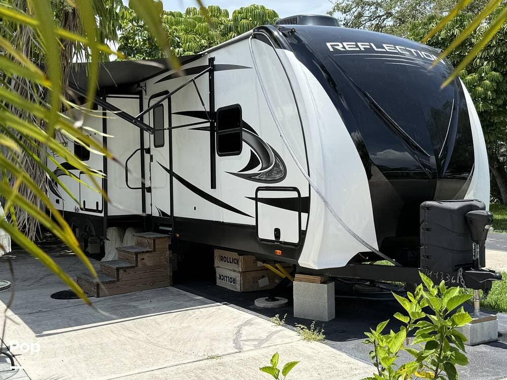 2023 Grand Design Reflection 297RSTS - Used Travel Trailer For Sale by Pop RVs in Naples, Florida features Leveling Jacks, Awning, Air Conditioning, Slideout