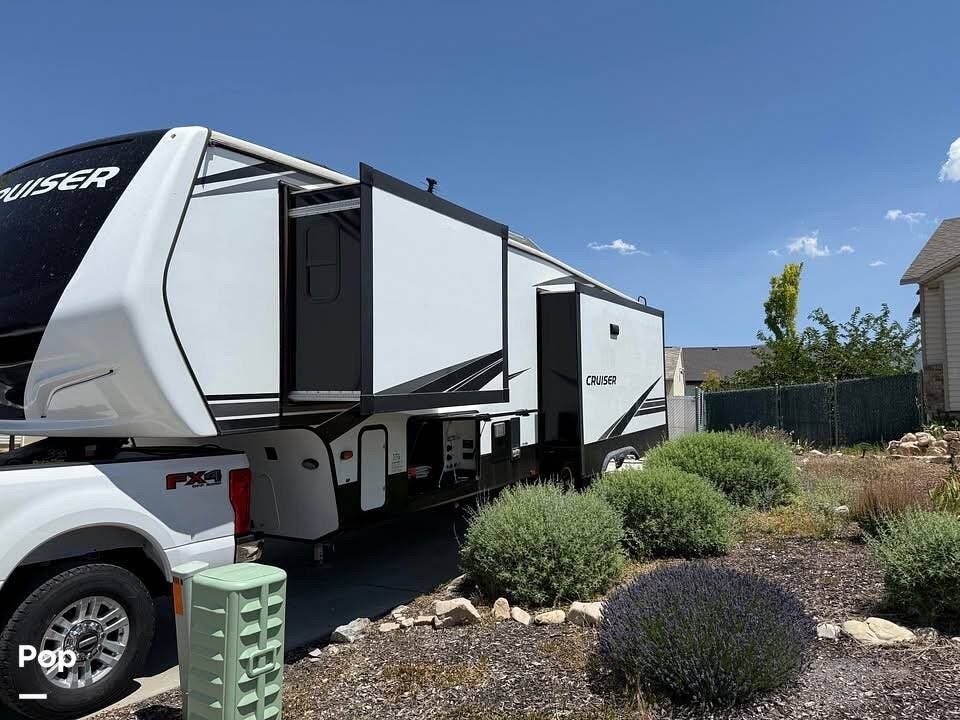 2021 CrossRoads Cruiser 3391RL - Used Fifth Wheel For Sale by Pop RVs in Tooele, Utah features Slideout, Awning, Air Conditioning