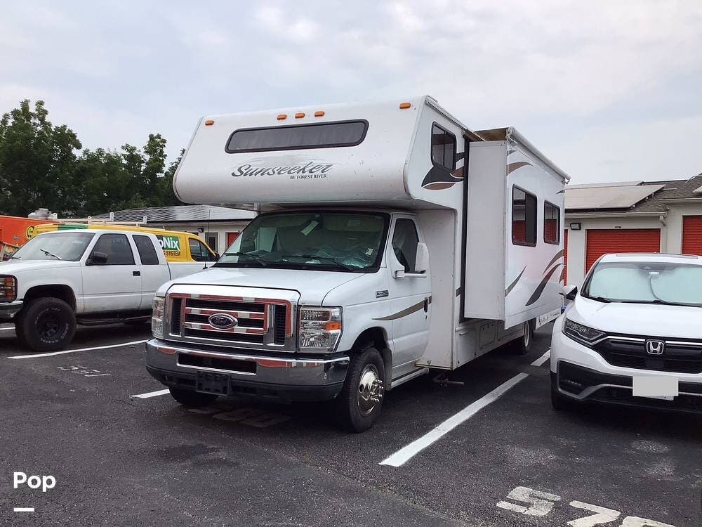 2013 Forest River Sunseeker 3010DS - Used Class C For Sale by Pop RVs in Gaithersburg, Maryland features Generator, Air Conditioning, Slideout, Awning