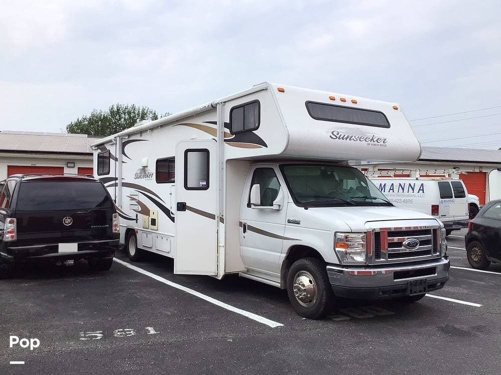 2013 Forest River Sunseeker 3010DS - Used Class C For Sale by Pop RVs in Gaithersburg, Maryland features Awning, Generator, Slideout, Air Conditioning