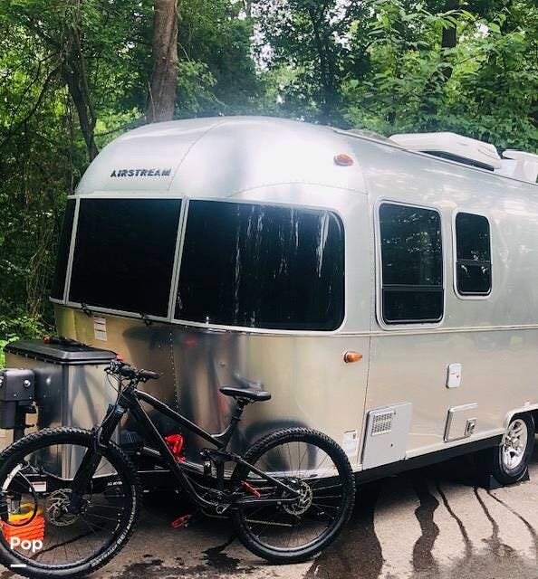 2019 Airstream Sport 22FB - Used Travel Trailer For Sale by Pop RVs in Brookeland, Texas features Leveling Jacks, Air Conditioning