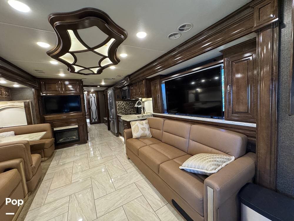 2018 Thor Motor Coach Tuscany 42GX - Used Diesel Pusher For Sale by Pop RVs in Norco, California features Generator, Leveling Jacks, Slideout, Air Conditioning