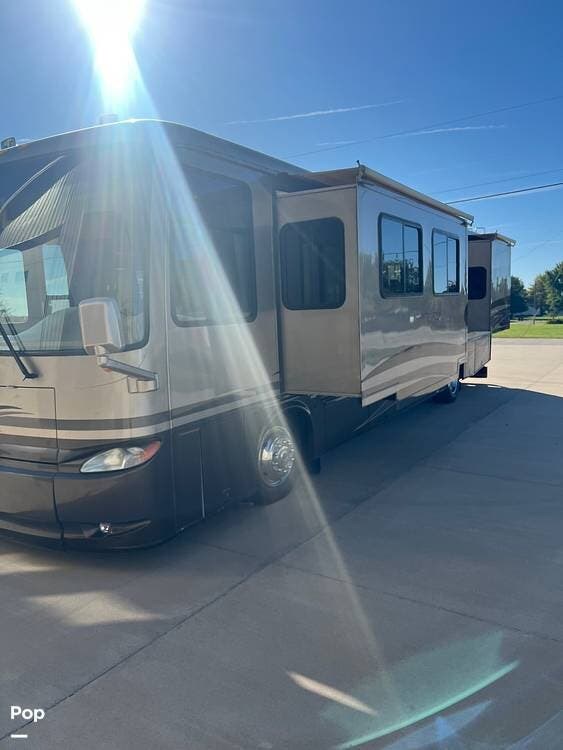2005 Newmar Kountry Star 3910 - Used Diesel Pusher For Sale by Pop RVs in Libertyville, Iowa features Generator, Leveling Jacks, Air Conditioning, Awning, Slideout