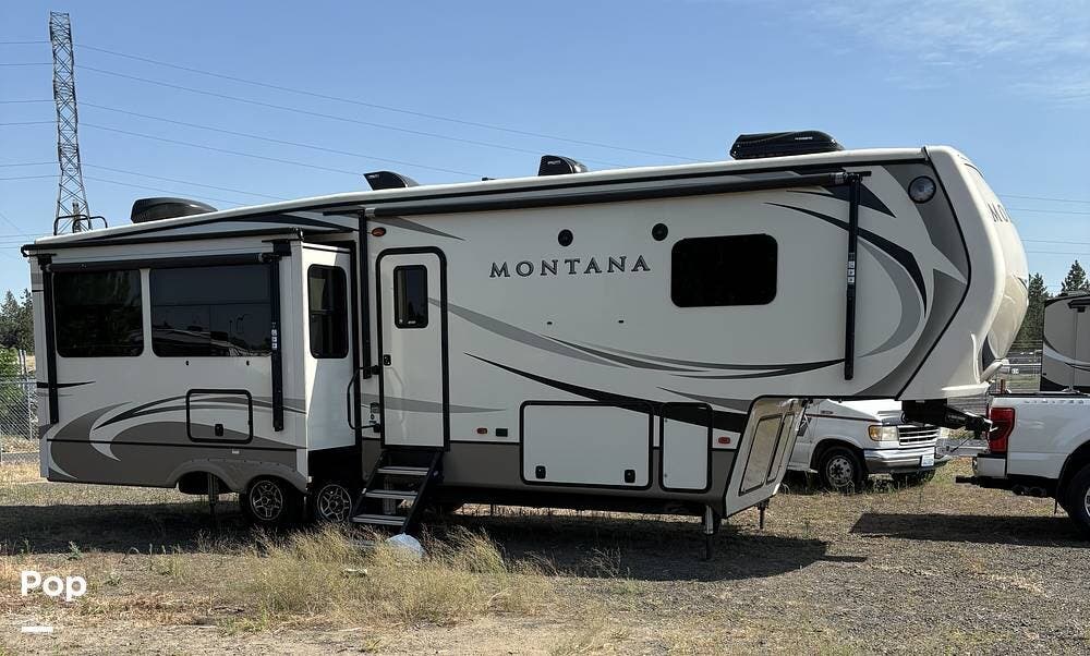 2019 Keystone Montana 3120RL - Used Fifth Wheel For Sale by Pop RVs in Spokane, Washington features Slideout, Awning, Leveling Jacks, Air Conditioning