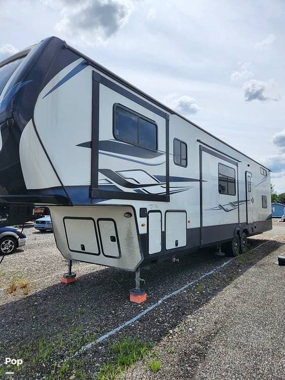 2023 Keystone Montana High Country 377FL - Used Fifth Wheel For Sale by Pop RVs in Collegeville, Pennsylvania features Awning, Slideout, Leveling Jacks, Air Conditioning