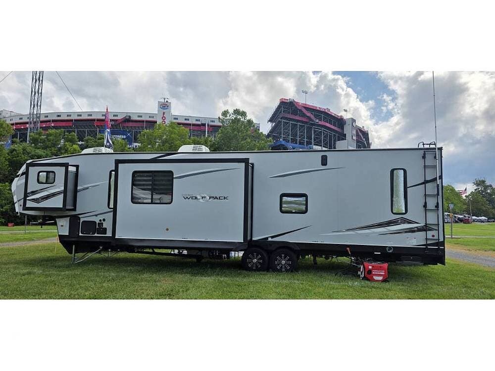 2021 Forest River Wolf Pack 365PACK16 - Used Toy Hauler For Sale by Pop RVs in Blountville, Tennessee features Generator, Air Conditioning, Awning, Slideout, Leveling Jacks