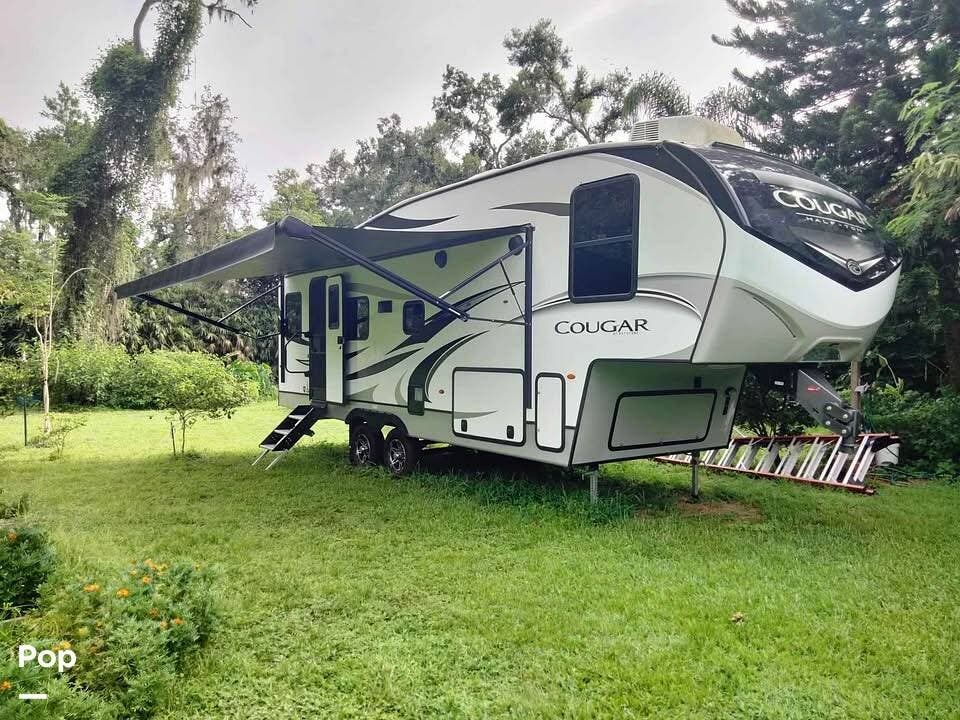 2022 Keystone Cougar 24RDS - Used Fifth Wheel For Sale by Pop RVs in Seffner, Florida features Air Conditioning, Leveling Jacks, Slideout, Awning
