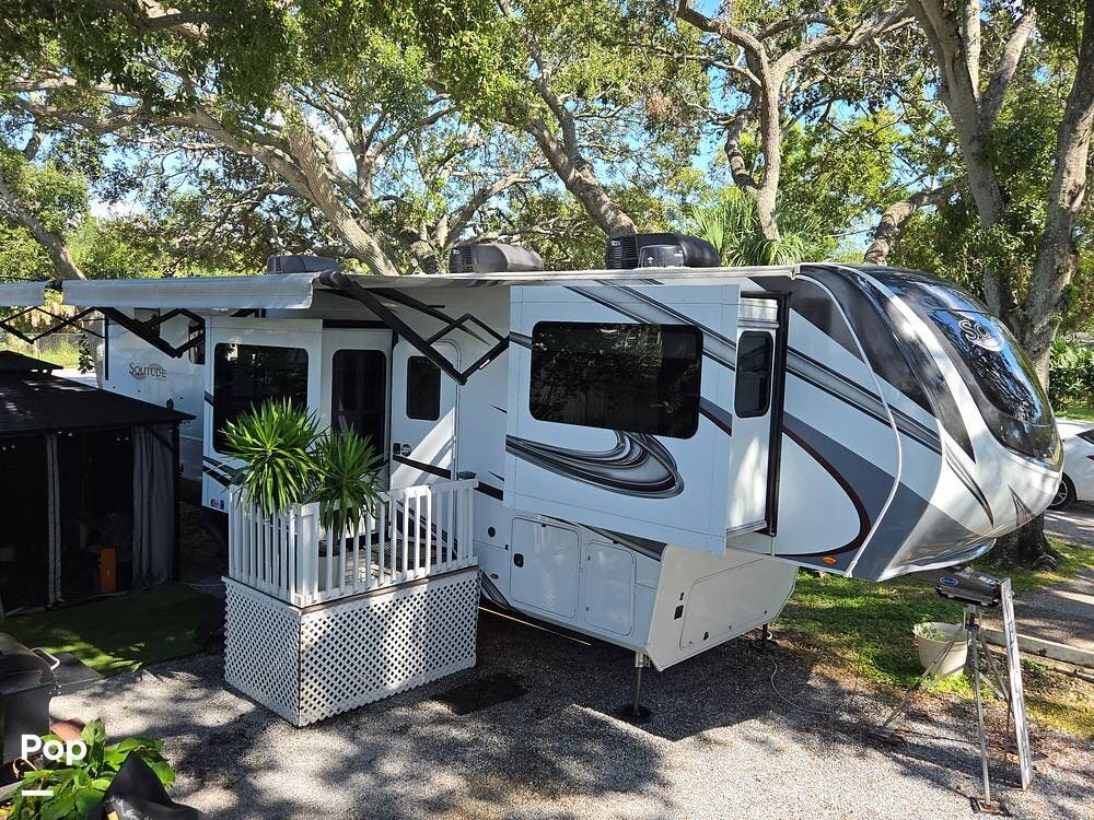 2022 Grand Design Solitude 382WB-R - Used Fifth Wheel For Sale by Pop RVs in Saint Petersburg, Florida features Leveling Jacks, Slideout, Awning, Air Conditioning