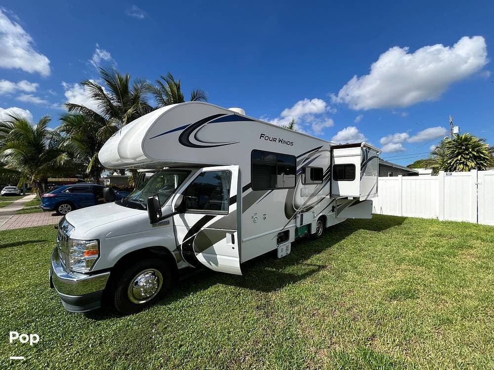 2022 Thor Motor Coach Four Winds 26B - Used Class C For Sale by Pop RVs in Dania, Florida features Generator, Air Conditioning, Awning