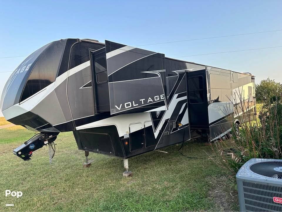 2022 Dutchmen Voltage 4245 - Used Toy Hauler For Sale by Pop RVs in Burlington, Texas features Slideout, Air Conditioning, Leveling Jacks, Awning