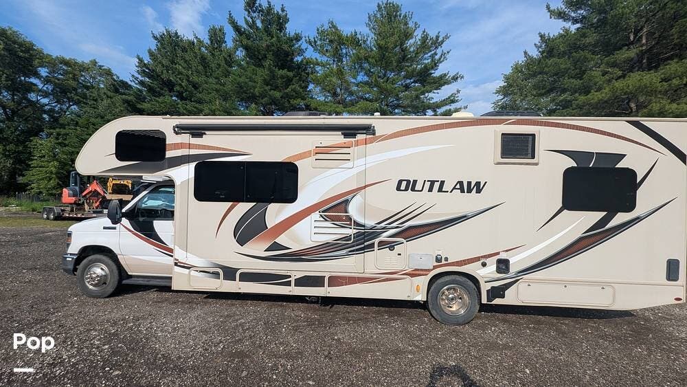 2019 Outlaw 29J by Thor Motor Coach from Pop RVs in Fountaintown, Indiana