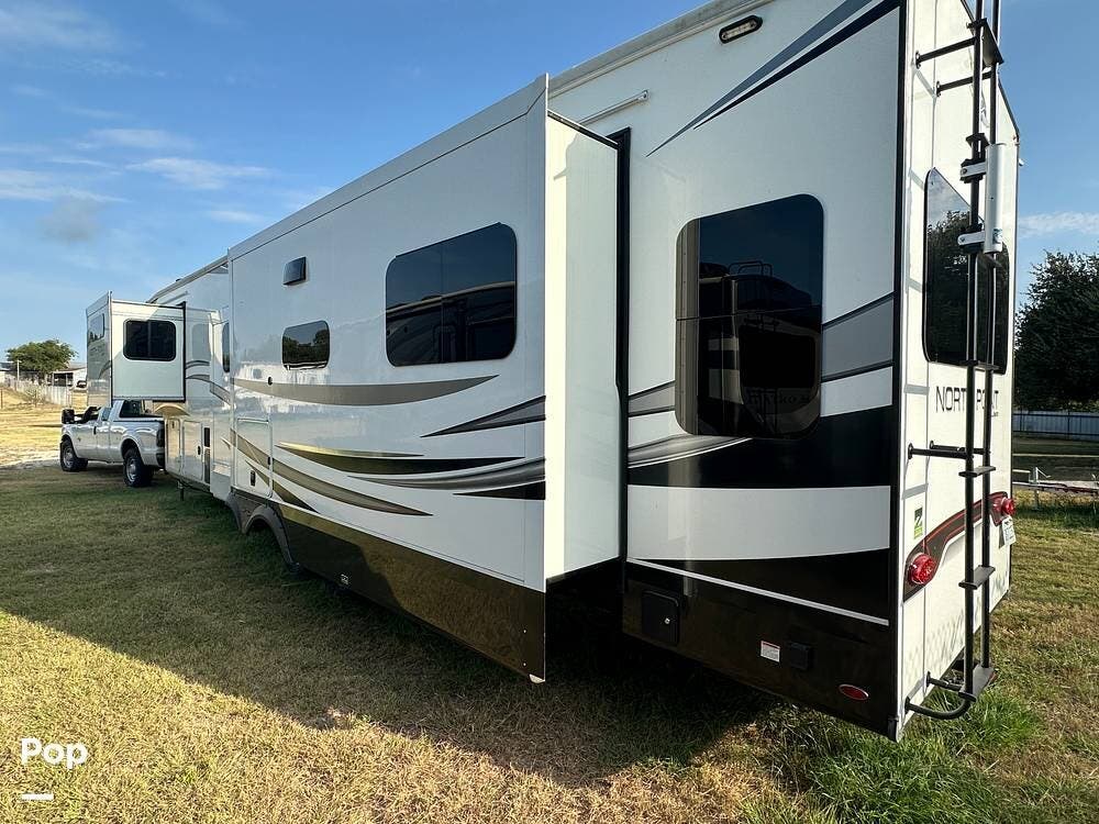 2022 Jayco North Point 377RLBH - Used Fifth Wheel For Sale by Pop RVs in Belton, Texas features Awning, Slideout, Leveling Jacks, Air Conditioning
