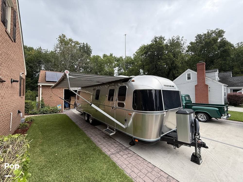 2017 Classic 30 Queen by Airstream from Pop RVs in Elkton, Virginia