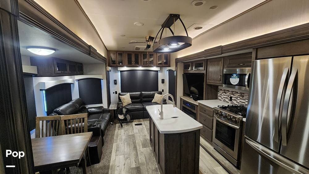 2021 Forest River Sierra 321RL - Used Fifth Wheel For Sale by Pop RVs in Seagoville, Texas features Air Conditioning, Slideout, Awning, Leveling Jacks