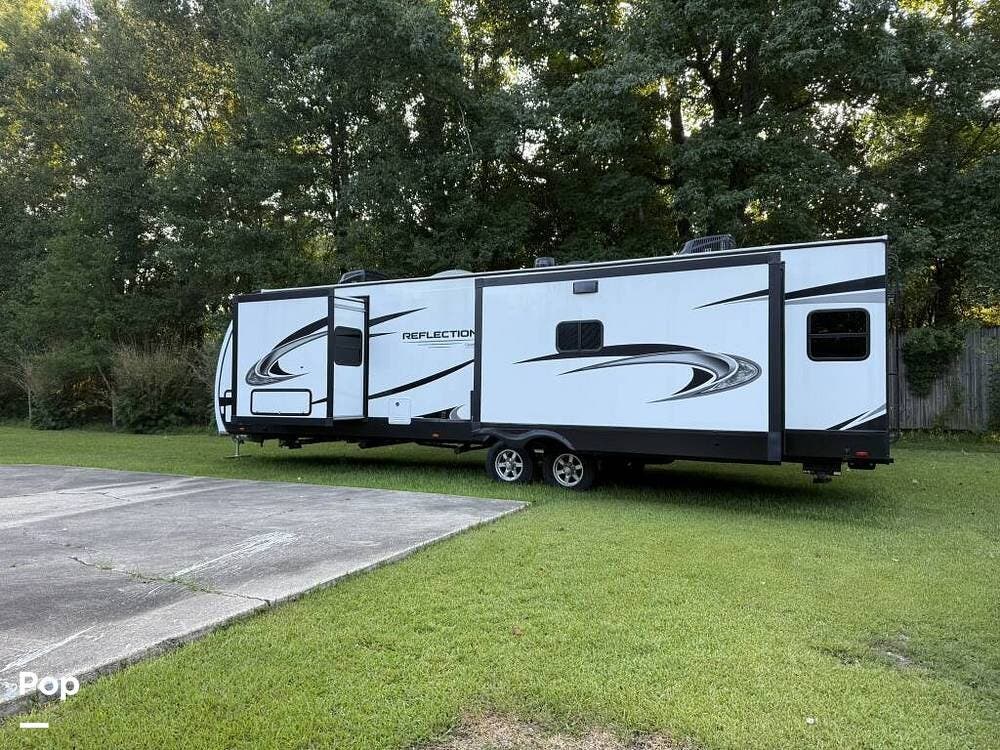 2022 Grand Design Reflection 315RLTS - Used Travel Trailer For Sale by Pop RVs in Gonzales, Louisiana features Air Conditioning, Slideout, Leveling Jacks, Awning