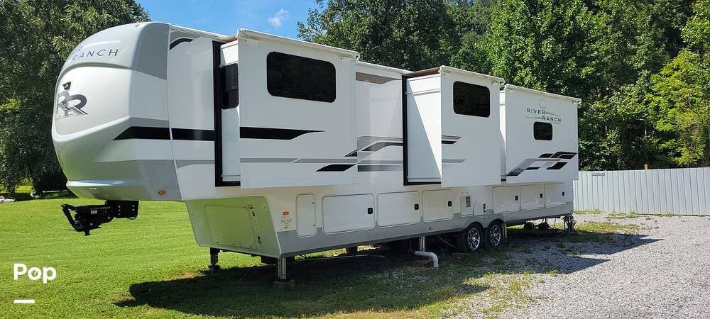 2022 Palomino River Ranch 392MB - Used Fifth Wheel For Sale by Pop RVs in Pigeon Forge, Tennessee features Generator, Slideout, Air Conditioning, Leveling Jacks, Awning