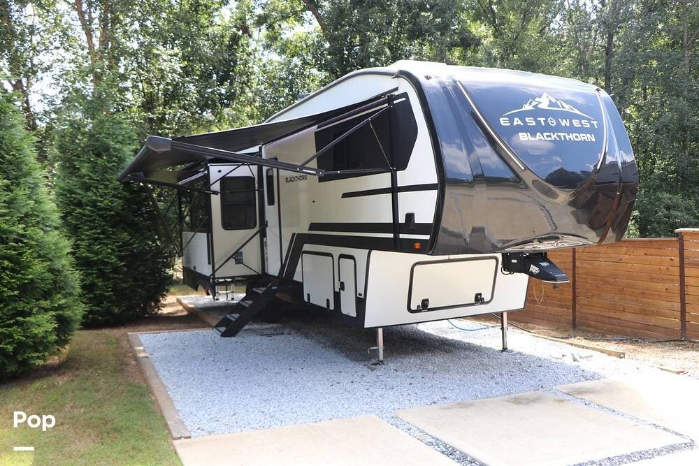 2024 East to West Blackthorn 3100RL - Used Fifth Wheel For Sale by Pop RVs in Stockbridge, Georgia features Awning, Air Conditioning, Slideout, Leveling Jacks